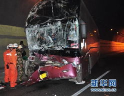 沪昆高速挂车迎面撞客车13人亡 客车未超载 