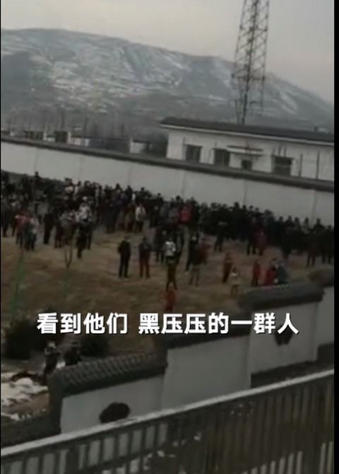 男子乘坐银西高铁途经新车站时,偶然拍下窗外震撼画面