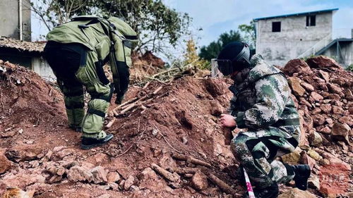 泸州一工地挖出上千枚炸弹 12名 拆弹专家 7小时 排雷 