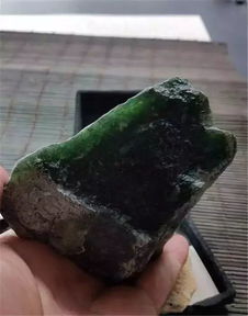 这块高冰帝王绿翡翠原石赌石,以为价值千万,其实只值几百元 