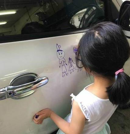 女儿在车上画画,爸爸宁被开罚单也不擦 