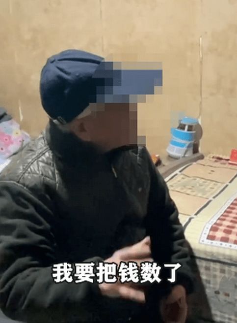 30年没见过工资卡的老人满足小心愿