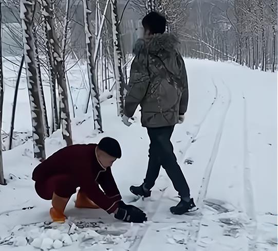 河南小伙和朋友打雪仗,一转身发现同伴消失了,现场一幕让人笑哭