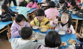 新闻早餐丨幼儿园让吃饭慢的孩子去厕所吃,当地教育局 孩子自愿的