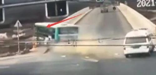 甘肃交通事故1死10余伤 公交车绿灯直行,被救护车撞击后坠桥