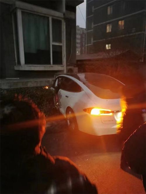 北京一特斯拉Model S发生撞楼事故 车主称突然失控