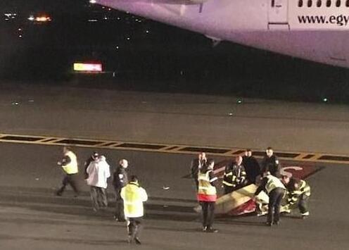 客机等待起飞遭撞超可怕 35岁女乘客拍下碰撞瞬间 半个机翼没了 