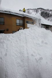 日本暴雪致50人死 局地积雪超5米 