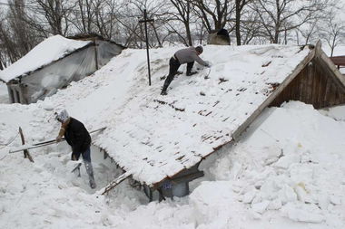 欧洲持续严寒部分地区积雪淹没屋顶 