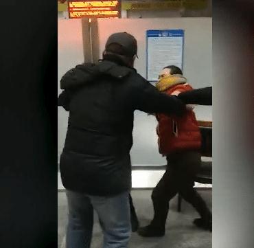 辽宁 2人车站拒扫健康码满口脏话,与工作人员发生冲突后互殴