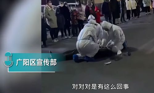 核检现场医护人员摘口罩抢救病人 嘴对嘴进行人工呼吸