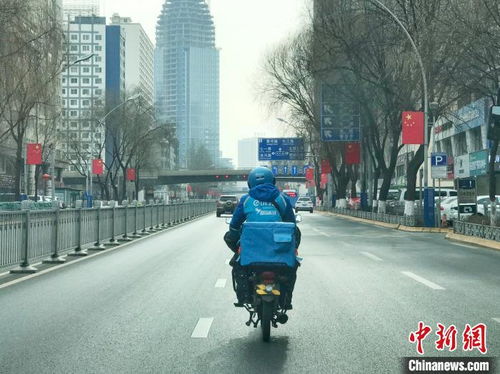 新冠肺炎疫情下的外卖小哥 每天吃一餐,医院订单积极配送 