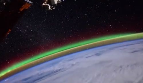 美翻了 俄宇航员太空拍下北极光 闪光包围了整个地球