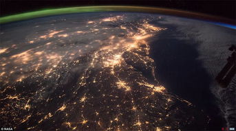 美宇航员在太空捕捉到北极光与日出碰撞的壮观场景 