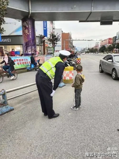 萌娃来汉中找姐姐,在中心广场迷路啦