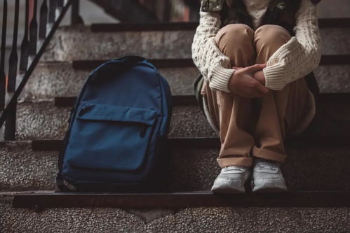 男童被高年级同学罚跪磕头致抑郁 面对校园霸凌,老师该怎么做