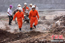 河南一工地挖水道工程突然塌方 两工人被埋 