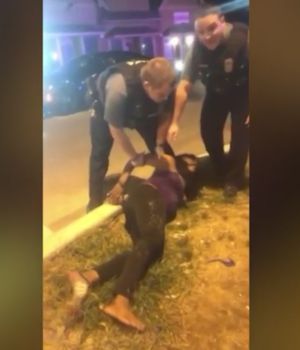 美国黑人孕妇被警察当街跪压 怀胎已9月 民众包围市政府抗议