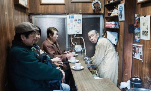 中国和日本退休老人的生活有什么不同 看看两国街头就明白了