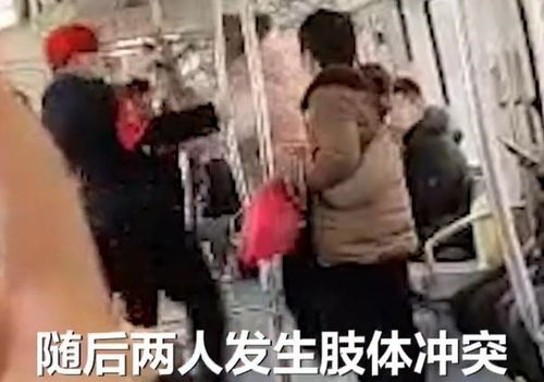 北京一女子在地铁外放音频,没有戴口罩,还辱骂殴打劝阻人员