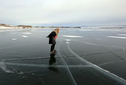 80岁奶奶独住贝加尔湖,靠滑冰出门