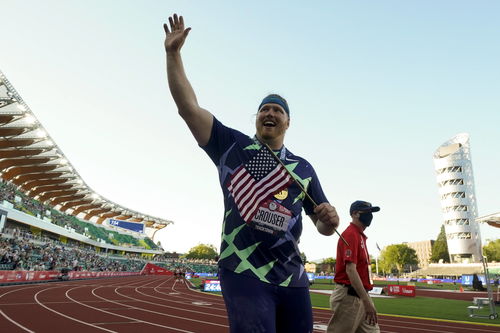 田径 美国选手克劳瑟打破男子铅球世界纪录