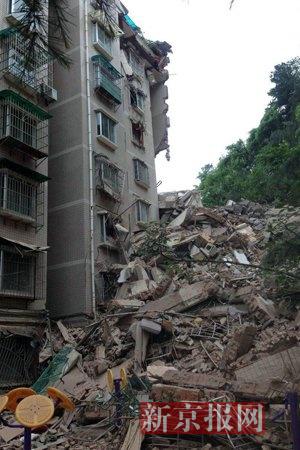 贵阳一小区居民楼整体坍塌 业主回忆 以为地震了 