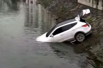 遵义女司机挂错档 结果一脚油门开进河,把周围人都吓一跳