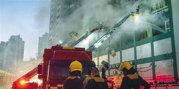 香港一大厦火灾持续近3天未扑灭 2名消防员牺牲