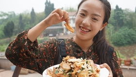 夫妻驾车750公里回家过年发现有个人影 仔细一看不淡定了