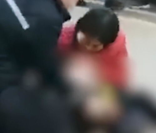 6岁男童疑在下水道放鞭炮被炸身亡,母亲坐地痛哭流涕,令人揪心
