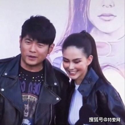 周杰伦近照胖到认不出,被拍照满脸尴尬露欢笑,多亏旁边站着昆凌 