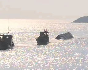 重大突发丨超强台风导致两船在宁波海域遇险其中一艘沉没,大量集装箱落水