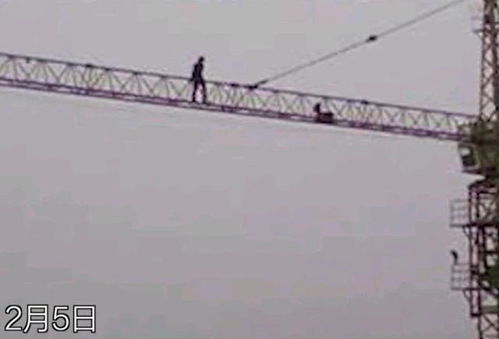 甘肃甘南,包工头爬50米塔吊讨薪被拘 讨薪不能成为农民工之痛
