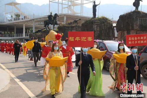 重庆近郊游人气旺 大年初一 摸金牛 抢福气