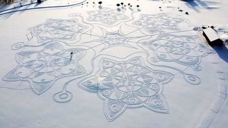 芬兰艺术家用数千脚印踩出雪花图案