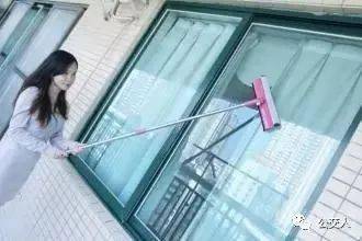 女子擦玻璃过程中失足从7楼坠下,不幸身亡 过年各家都要注意
