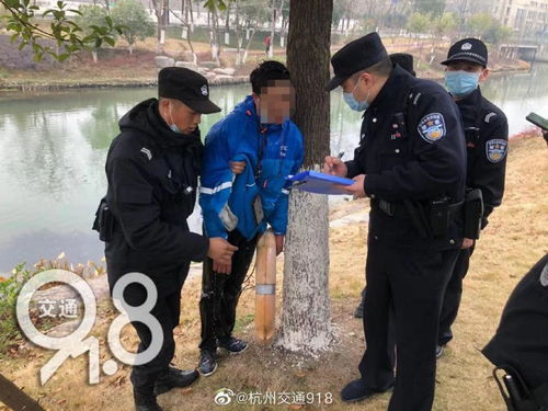 外卖员闯红灯被扣车后跳河,杭州交警通报 已进行心理疏导