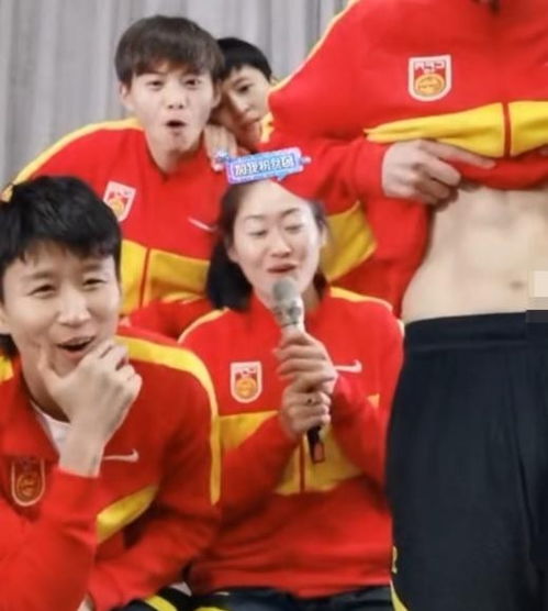 中国女足开直播,队长马君当场秀6块腹肌,网友 这是我能看的吗