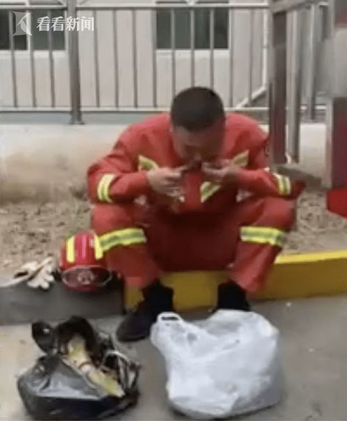 湖北十堰消防员吃着包子睡着了 网友泪目