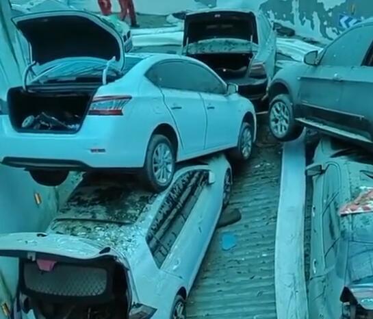 濮阳一场暴雨,一地下停车场被淹,七八十辆车叠罗汉压变形