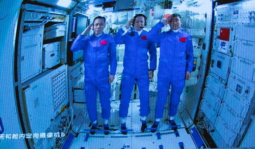 这个敬礼真帅 3名航天员在太空向全国人民敬礼