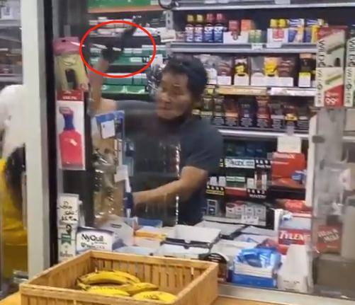 美国黑人女子挑衅亚裔店员 看到枪后秒怂 被反击后求饶