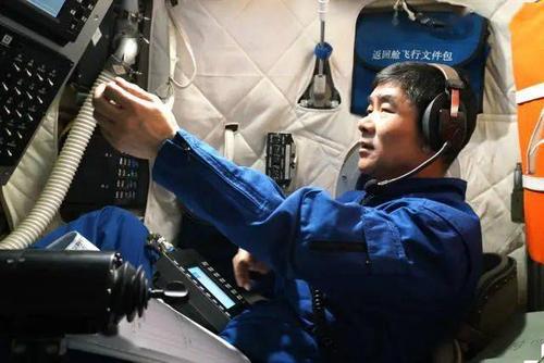 航天员在太空如何理发 聂海胜 推子上套吸尘器 