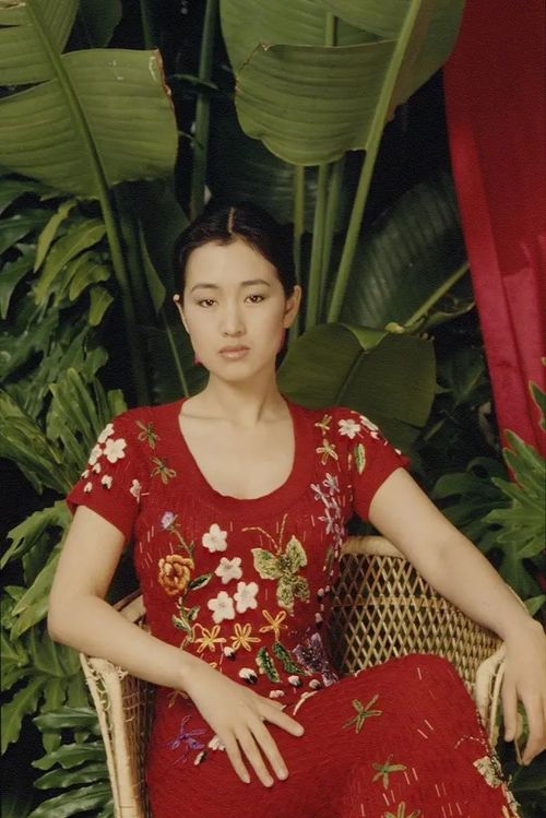 巩俐29年前写真曝光,刺绣红裙尽显好身材,手拿油纸伞上演中国风