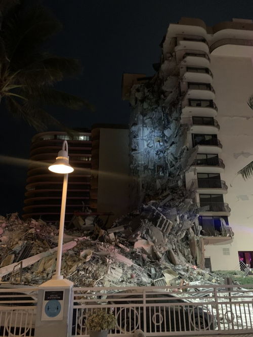 美国一高层公寓凌晨倒塌 伤亡不明 目击者称像遇到地震