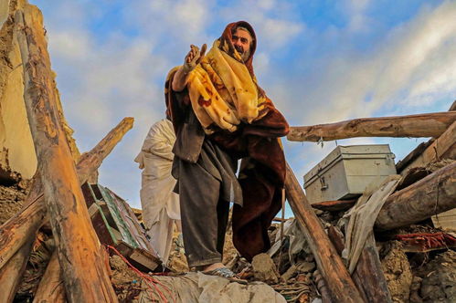 阿富汗东部地震 仍有不少人被困在废墟下,伤亡可能继续上升