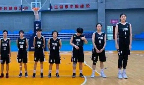 226cm 14岁女孩身高追平姚明,独霸篮下暴砍42分