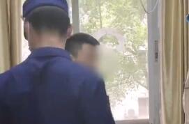 视频 危险 俩女孩在斑马线上坐卧爬行拍照