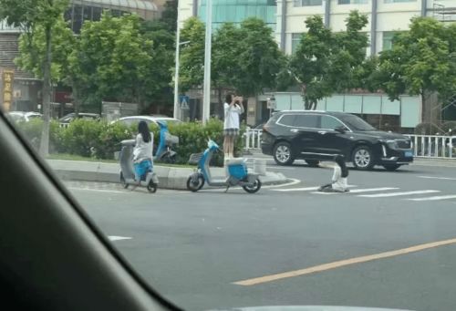 广东两女孩学网红趴在斑马线上拍照 视频疯传 结果